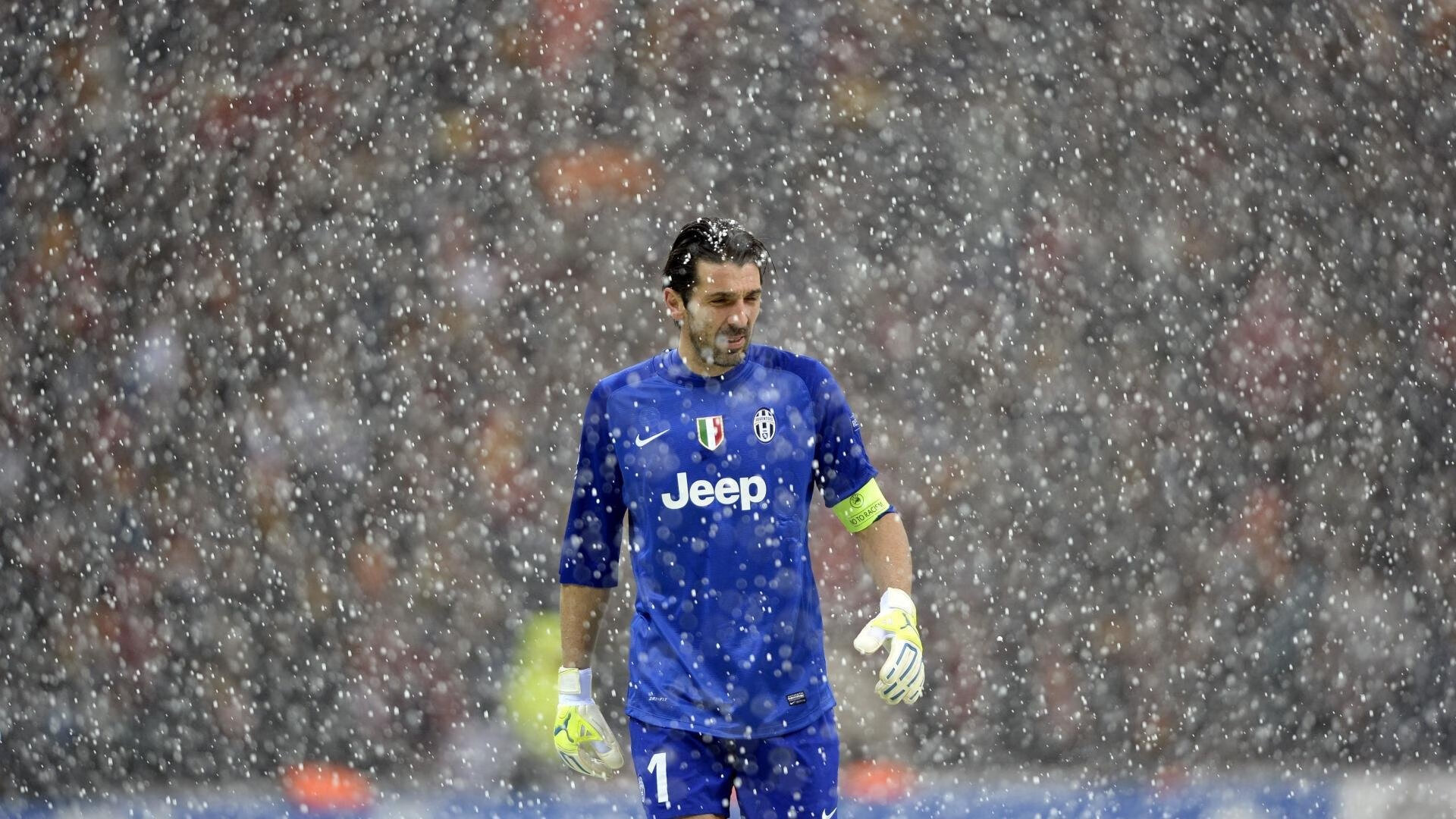 球场大事件：引发热议的重大裁判判罚，球场惨案